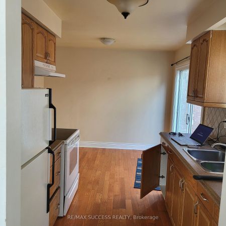 For Lease - 22 Omega Square, Brampton, Ontario - Photo 2