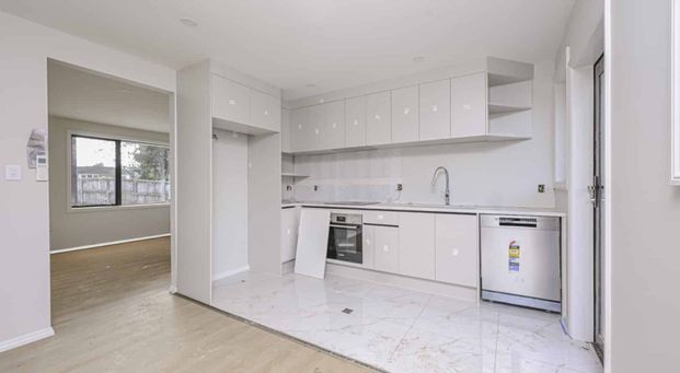 Lovely Renovated Family Home with cabin Pakuranga - Photo 1