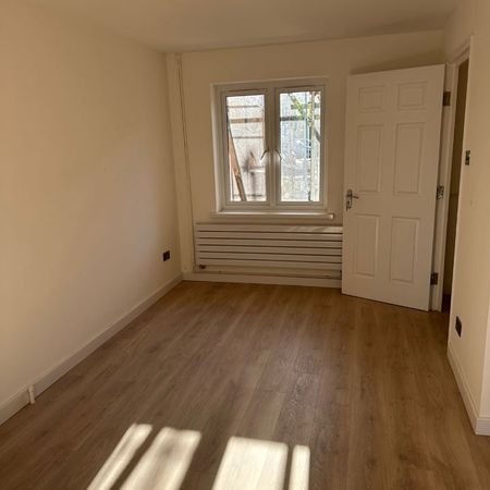 Studio Flat, Fenman Gardens, IG3 - Photo 4