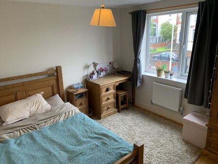 2 Bed Flat, Edwin Road, LS6 - Photo 3