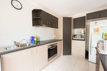 Spacious Townhouse with Air-Conditioning in the Heart of Maroochydore! - Photo 3