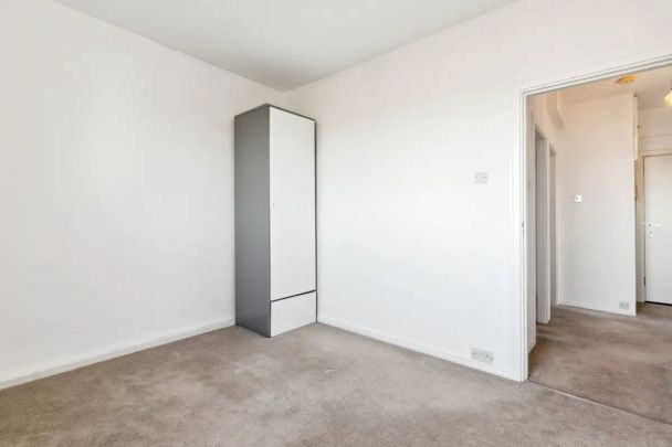 2 bedroom flat in London - Photo 1