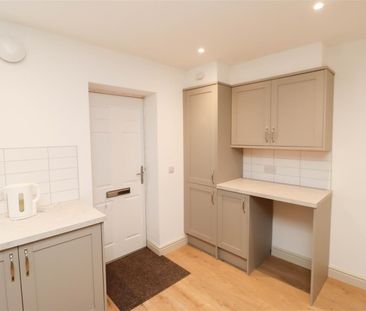 3 Bedroom House - Terraced - Photo 2