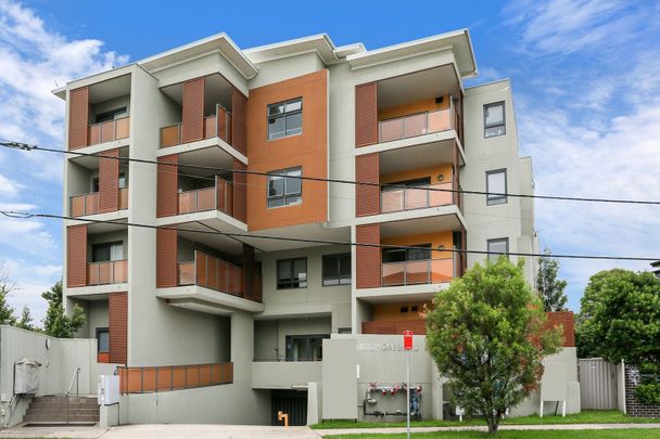 Spacious and Modern Apartment with Timber Floors in a Prime Toongabbie Location - Photo 1