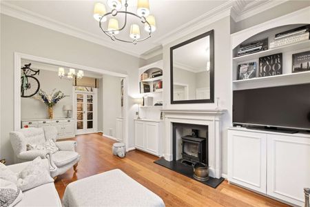 NO SHARERS. A beautifully presented three bedroom home on a desirable residential road in the Nightingale Triangle. - Photo 3