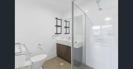 Modern townhouse with pool and private courtyard - Photo 5