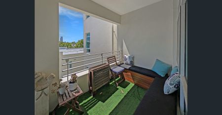 Stylish City-View Apartment in the Heart of Port Melbourne - Photo 4