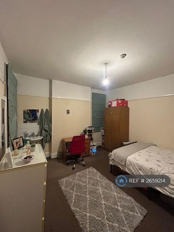 6 bedroom detached house to rent - Photo 2