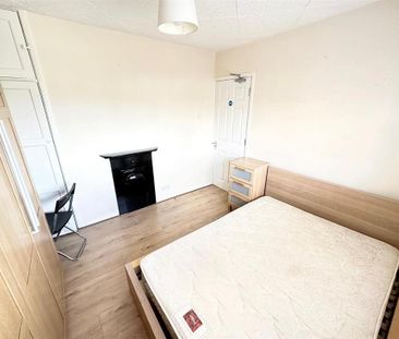 4 bedroom semi-detached house to rent - Photo 5