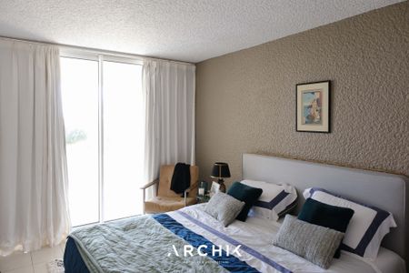 Architecture contemporaine et emblématique de la fin des années 60, cette maison de 200 m2 en position dominante, sur un terrain de 1 710 m2 offre de très belles vues sur le Bassin. - Photo 4