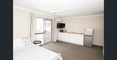 Oversized Bedroom with Kitchenette and Balcony - Photo 5