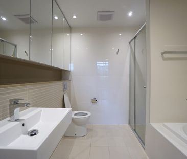 Stylish Two-Bedroom Apartment with Pool & Garden Views - Photo 6