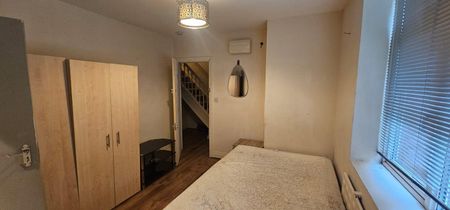 Sheffield Drive, Romford RM3, London - Photo 4