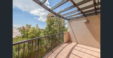 Location & Size in small block of apartments. - Photo 4