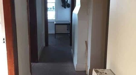 Centrally located flat to uni at a great price - Photo 4