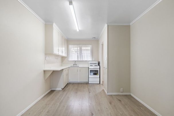 Very tidy, corner-unit, with lock up garage. - Photo 1