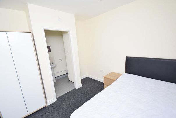 8 bedroom terraced house to rent - Photo 1