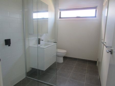 Quality 2 Bedroom Townhouse - Photo 4