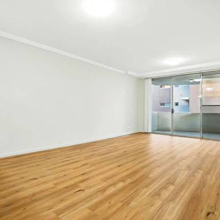 Modern, Bright & Ultra Convenient - Walk to Everything! - Photo 3