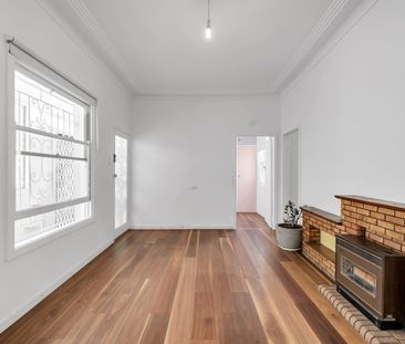 Charming three bedroom cottage in quiet laneway setting - Photo 1