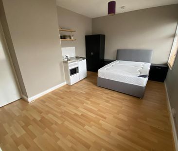 1 bedroom in a house share to rent - Photo 2