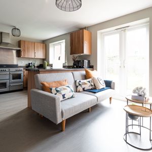 8 Bedroom house 5 with ensuite 3 rooms share 1 bathroom Room 3 - Photo 2