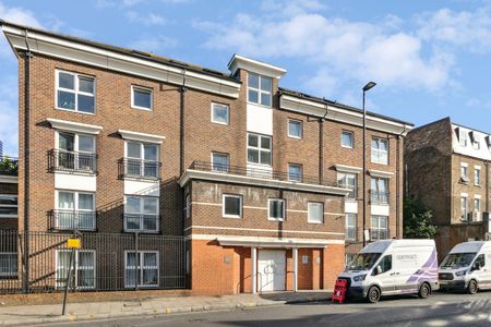 3 bedroom flat in Islington - Photo 2