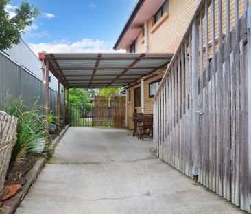 FURNISHED ONE BEDROOM IN ASHMORE INCLUDING INTERNET & FOXTEL - Photo 2