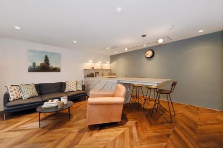 2 bedroom mews to rent - Photo 2