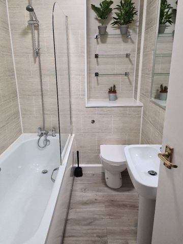 3 bedroom apartment to rent - Photo 4