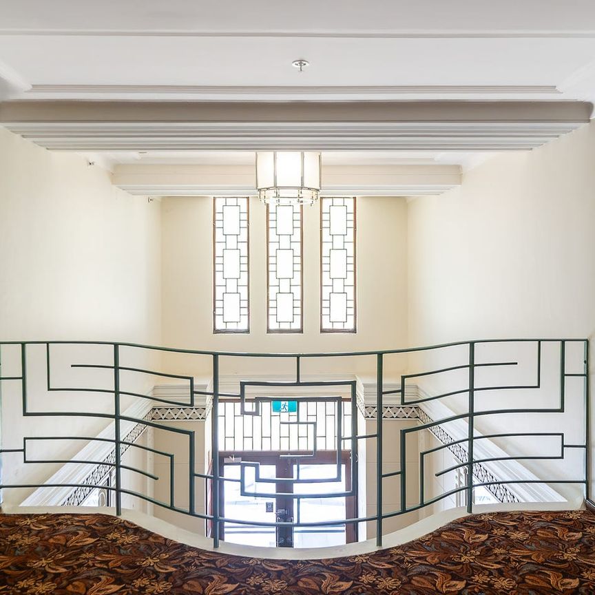 Spacious character studio with stunning communal rooftop - Photo 1