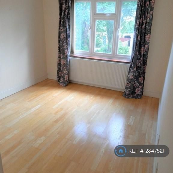 4 bedroom semi-detached house to rent - Photo 1