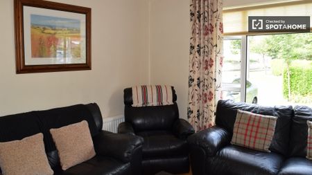 Beautiful room in 4-bedroom apartment in Santry, Dublin - Photo 4