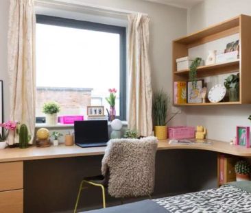 Large High Double Ensuite: Three Bed Flat - Photo 5