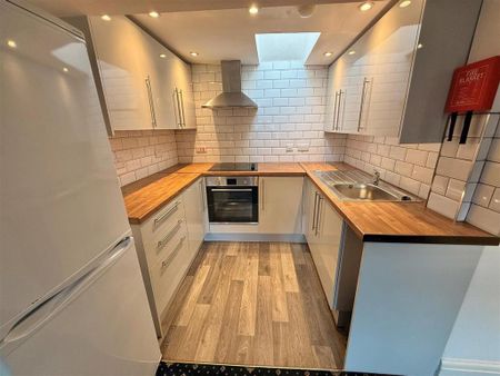 3 bedroom flat to rent - Photo 2