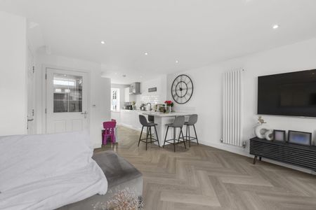 Roding Drive, CM6, Dunmow - Photo 2