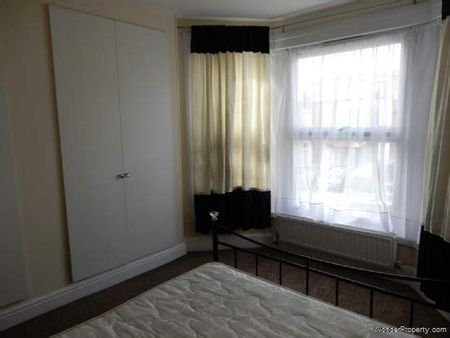 2 bedroom property to rent in Ilford - Photo 4