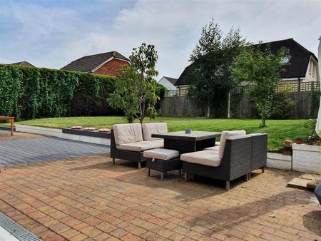 4 bedroom detached house to rent - Photo 2