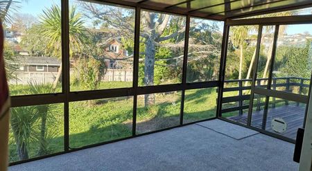 Spacious 2 Bedroom Home with Conservatory – Peacef - Photo 3