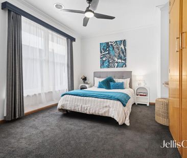 Central living, how convenient. - Photo 3