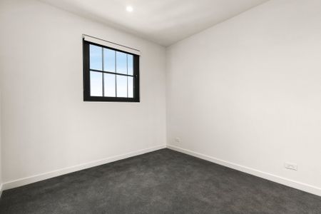 Luxurious Riverside Living - Photo 2