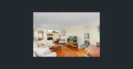 2 Bedroom Upper Duplex with Pittwater Views - Photo 4