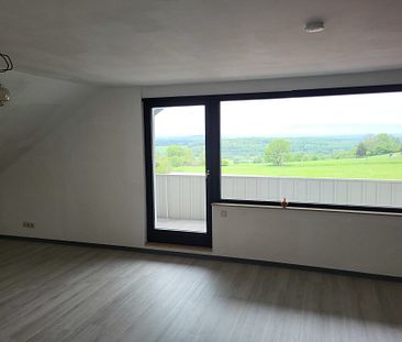 Dachgeschosswohnung mit Balkon und traumhaften Ausblick ins Grüne! - Photo 1