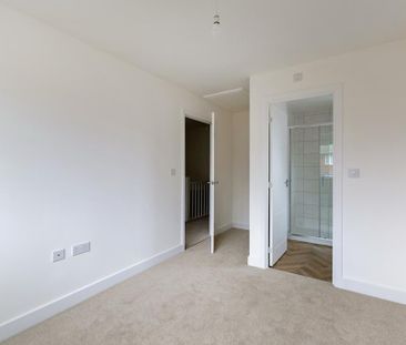 3 bedroom end of terrace house to rent - Photo 4
