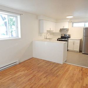 Spacious 1-bedroom Apartment in Cote-des-Neiges - Photo 2