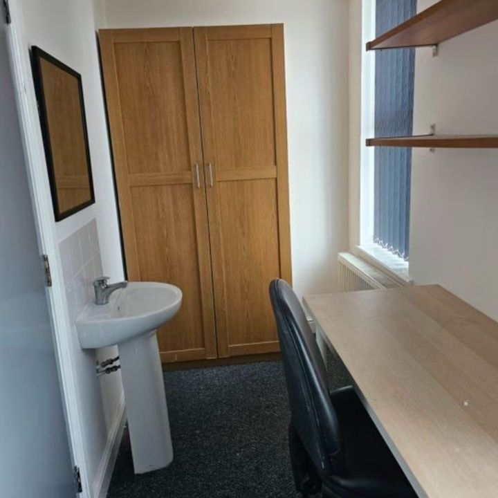 Room in a Shared House, Moseley Road, M14 - Photo 1