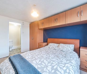 2 Bed Flat, Elm Park, RG30 - Photo 5