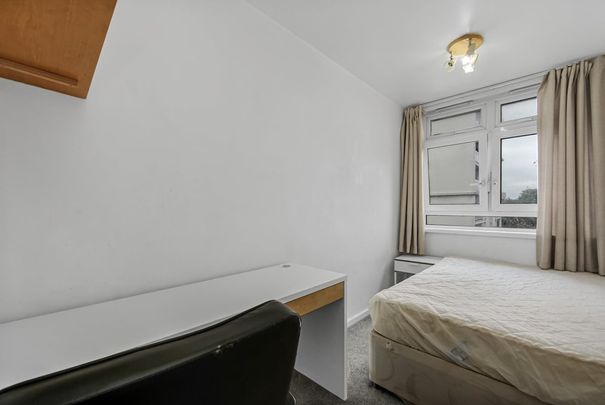 3 Bed Flat, Bromley High Street, E3 - Photo 1