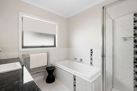 Modern Family Living in Junortoun Location - Photo 4