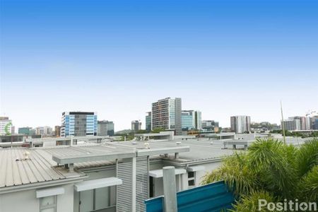 3 Bedroom Apartment with a Huge Roof Top Balcony! - Photo 2